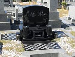 宇治霊園に建つ洋型墓石